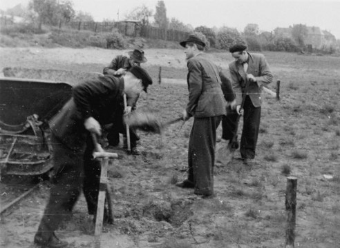 historisches Foto WG Elbstrom 4 Männer arbeiten mit dem Spaten auf einem Feld