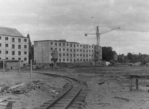 historisches Foto WG Elbstrom zwei 4-stöckige Häuserblöcke im Bau mit einem Kran