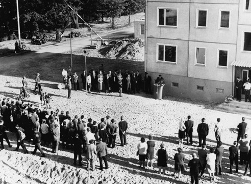 historisches Foto WG Elbstrom Menschen vor einem Häuserblock zum Richtfest